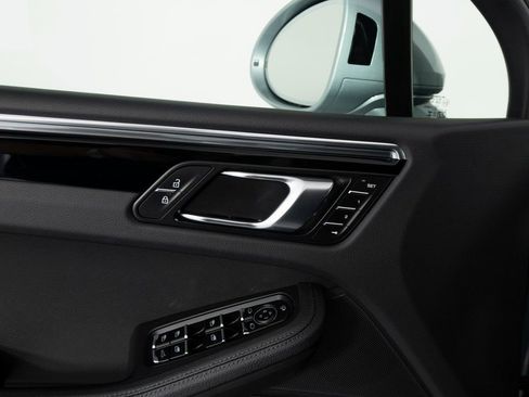 Certified 2025 Porsche Macan image 18