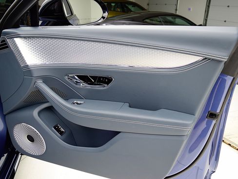 Used 2023 Bentley Flying Spur V8 image 43