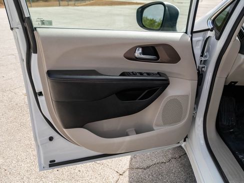 Used 2023 Chrysler Voyager LX FWD image 11