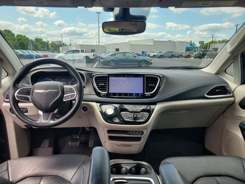 Used 2021 Chrysler Pacifica Touring-L FWD image 20