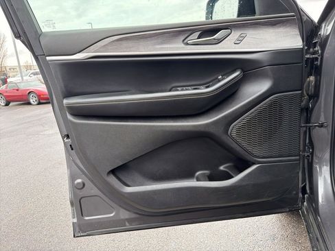 Certified 2024 Jeep Grand Cherokee L Limited w/ Luxury Tech Group II image 6