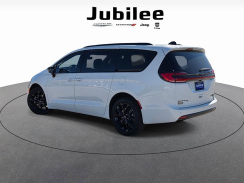 New 2026 Chrysler Pacifica Limited w/ Uconnect Theater Family Group AWD/4WD image 4