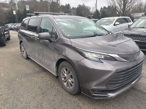 Used 2021 Toyota Sienna LE w/ LE Plus Package image 1