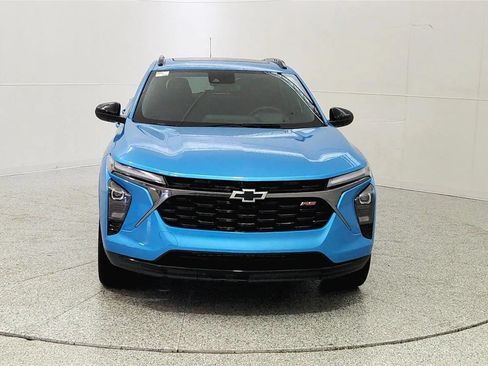 Used 2025 Chevrolet Trax RS w/ Sunroof Package FWD image 2