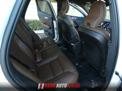 Used 2022 Volvo XC60 B5 Momentum AWD/4WD image 37