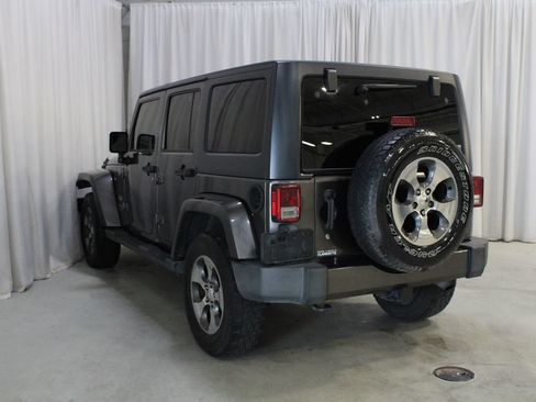 Used 2018 Jeep Wrangler Unlimited Sahara w/ Dual Top Group AWD/4WD image 21