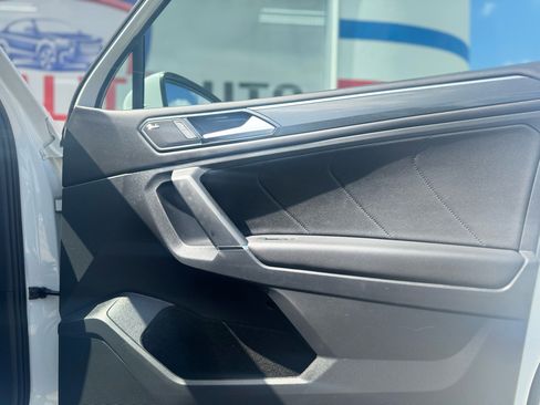 Used 2018 Volkswagen Tiguan SEL Premium image 38