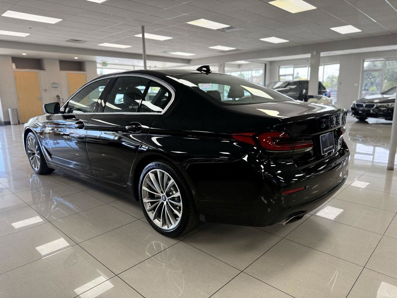 Used 2023 BMW 530e w/ Premium Package RWD image 2