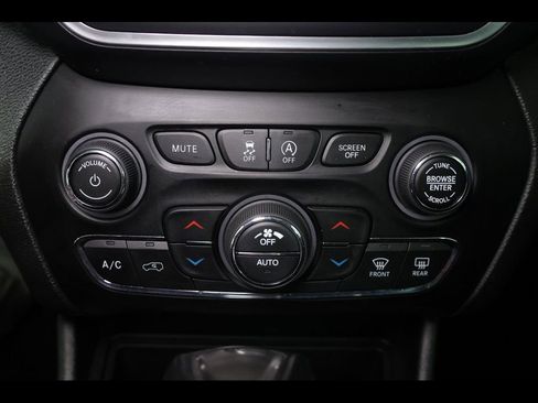 Used 2022 Jeep Cherokee Latitude Lux w/ Sun & Sound Group image 25