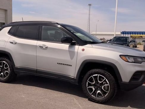 Used 2025 Jeep Compass Trailhawk AWD/4WD image 3