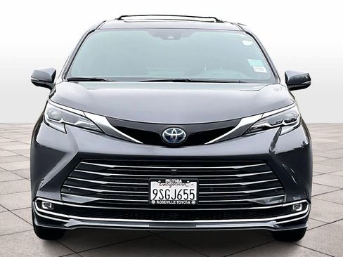 Used 2025 Toyota Sienna Platinum image 3