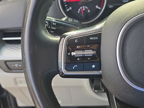 Used 2023 Kia Carnival LX FWD image 31