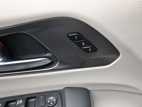 Used 2024 Chrysler Pacifica Touring-L FWD image 16