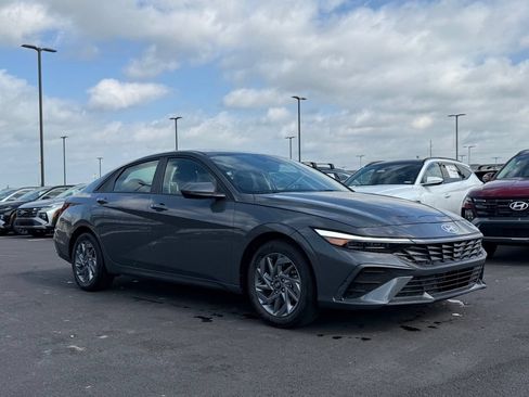 Used 2024 Hyundai Elantra SEL FWD image 3