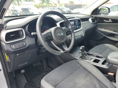 Used 2017 Kia Sorento LX image 12