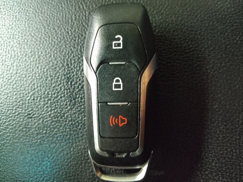 Used 2016 Ford Explorer XLT image 32