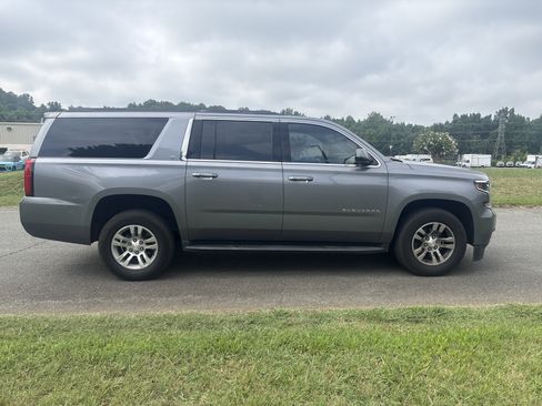 Used 2019 Chevrolet Suburban LT RWD image 6