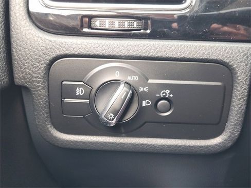 Used 2016 Volkswagen Touareg Sport image 23