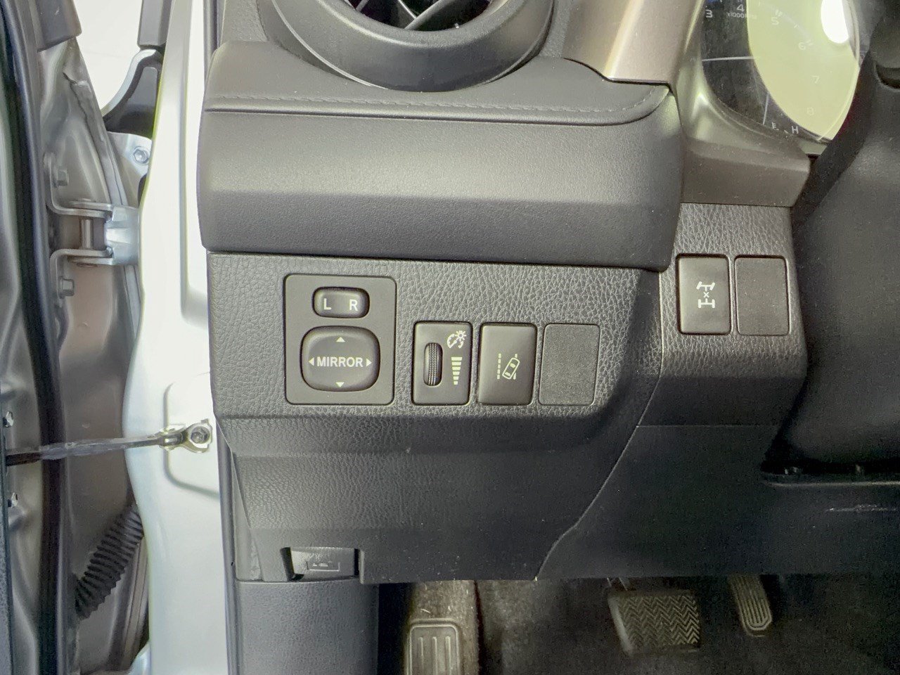 Used 2018 Toyota RAV4 LE w/ Carpet Mat Package AWD/4WD image 31