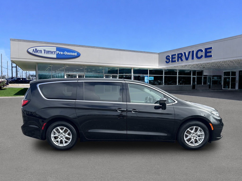 Used 2024 Chrysler Pacifica Touring-L FWD image 9