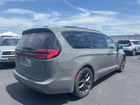 Used 2021 Chrysler Pacifica Touring-L w/ Uconnect Theater Family Group FWD image 2