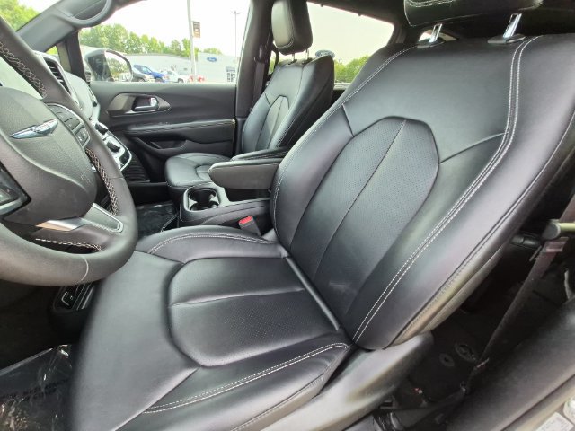 Used 2025 Chrysler Pacifica Select FWD image 21