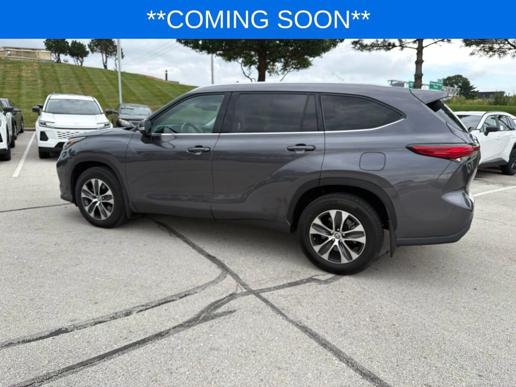 Used 2022 Toyota Highlander XLE AWD/4WD image 10