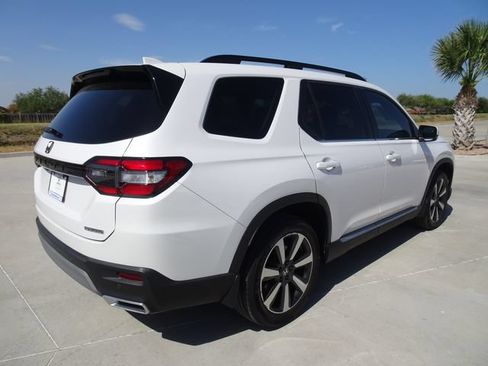 Used 2024 Honda Pilot Touring image 4