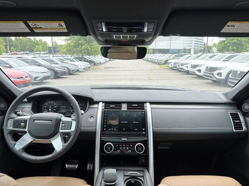 Used 2024 Land Rover Discovery Dynamic SE AWD/4WD image 18
