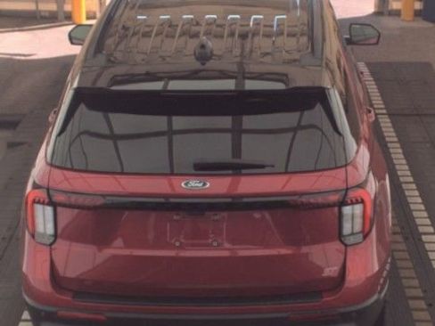 Used 2025 Ford Explorer ST image 4