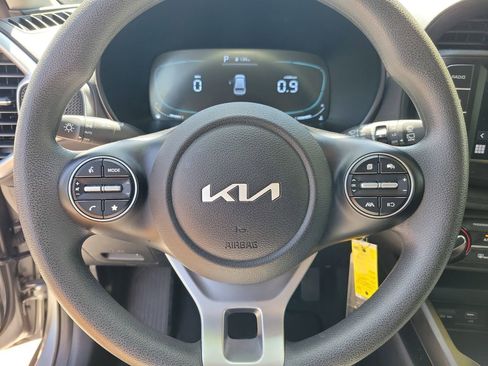 Used 2025 Kia Soul LX w/ LX Technology Package FWD image 17