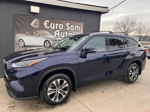 Used 2022 Toyota Highlander XLE image 3