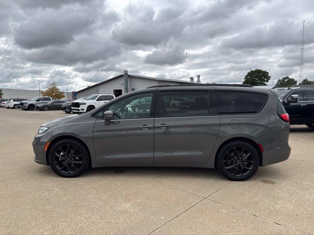 Used 2021 Chrysler Pacifica Touring w/ S Appearance Package FWD image 4