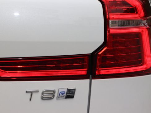 Used 2018 Volvo XC60 T8 R-Design w/ Convenience Package image 6