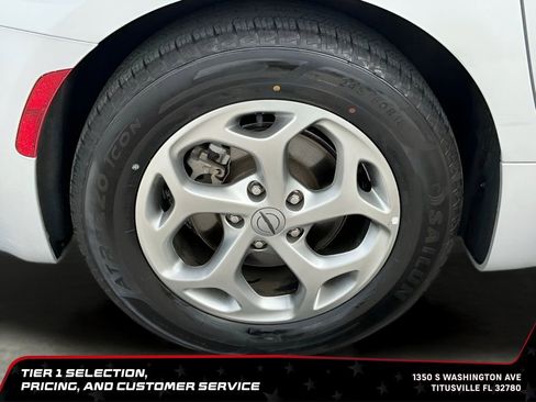 Used 2024 Chrysler Pacifica Limited FWD image 36