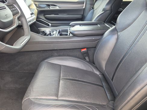 Used 2024 Jeep Wagoneer L Series II RWD image 11