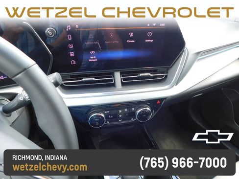Used 2025 Chevrolet Trax LT w/ LT Convenience Package FWD image 32