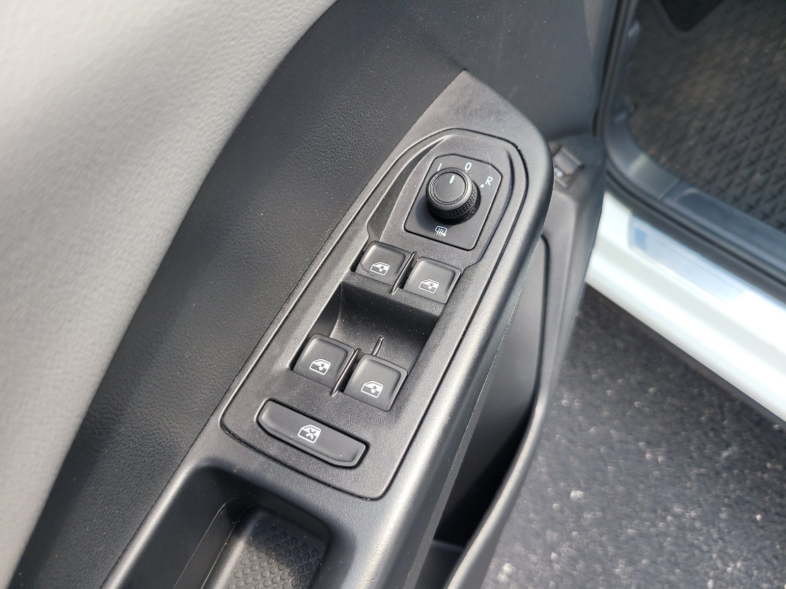 Used 2023 Volkswagen Taos SE w/ Panoramic Sunroof Package FWD image 14