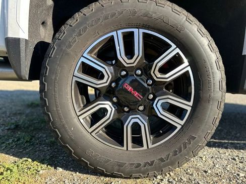 Used 2022 GMC Sierra 2500 AT4 w/ AT4 Premium Plus Package image 8