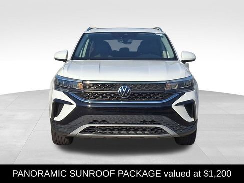 Used 2023 Volkswagen Taos SE w/ Panoramic Sunroof Package FWD image 2