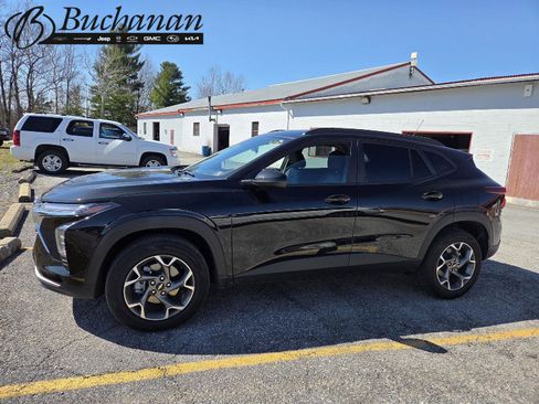 Used 2026 Chevrolet Trax LT image 1