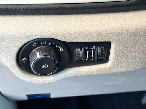 Used 2023 Chrysler Pacifica Touring-L FWD image 13