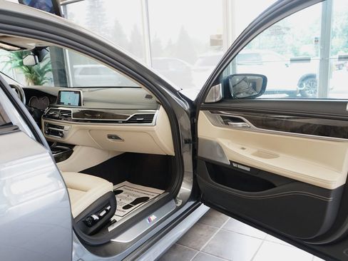 Used 2018 BMW 750i xDrive AWD/4WD image 51