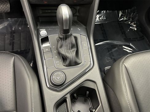 Used 2021 Volkswagen Tiguan SE w/ Panoramic Sunroof Package image 23
