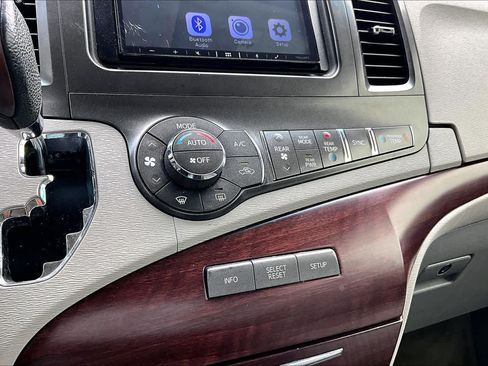 Used 2013 Toyota Sienna XLE FWD image 32