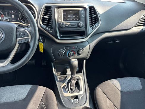 Used 2016 Jeep Cherokee Sport FWD image 15