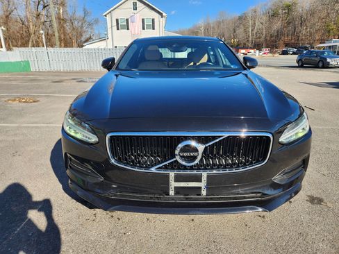 Used 2019 Volvo S90 T6 Momentum image 2