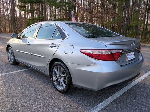 Used 2017 Toyota Camry SE image 6