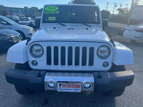 Used 2018 Jeep Wrangler Sahara w/ Connectivity Group AWD/4WD image 4
