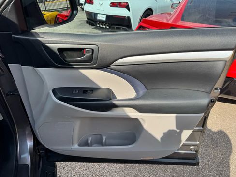 Used 2015 Toyota Highlander LE image 16